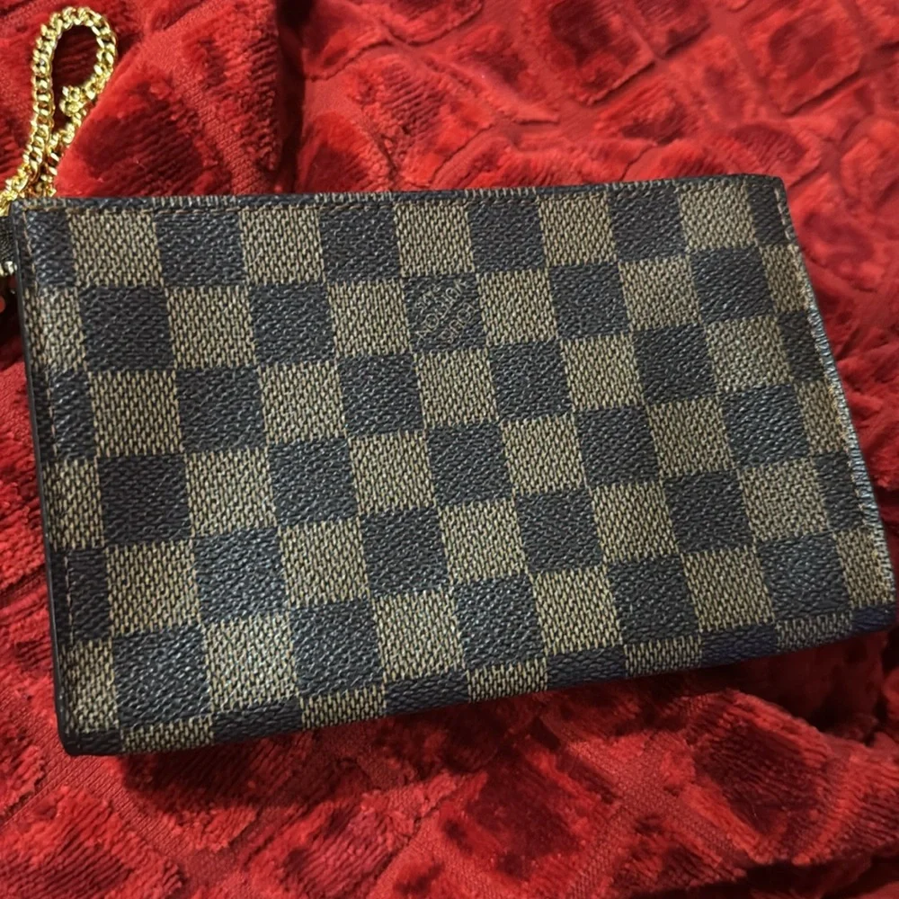 Women’s or men’s Louis Vuitton Pochette! Beautiful Red interior Mint condition - Picture 12 of 12